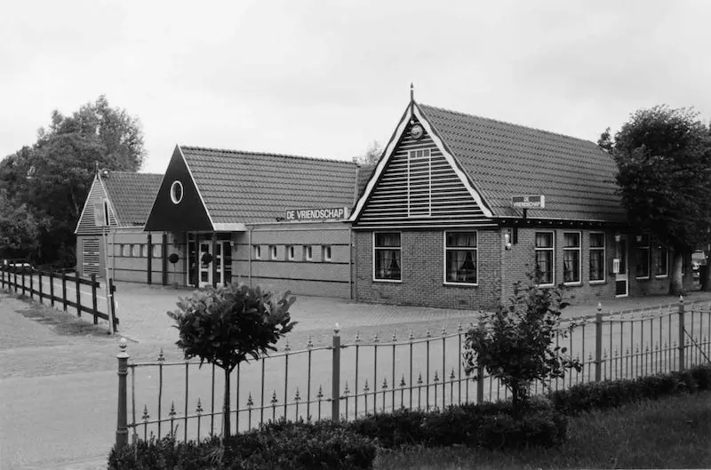 Caf&eacute; De Vriendschap van de zijkant, 1998.