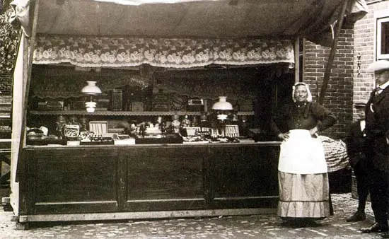 Hendrik Fijn en zijn vrouw Antje Moeijes stonden in 1913 op de kermis van Twisk met deze suikergoedkraam.
