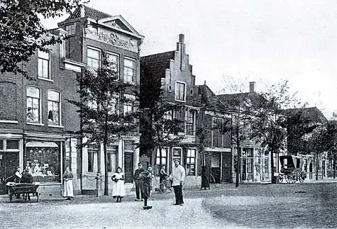 De noordzijde van de markt van Schagen omstreeks 1900.
