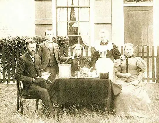 De familie Melchior uit de Zijpe aan tafel in 1895.