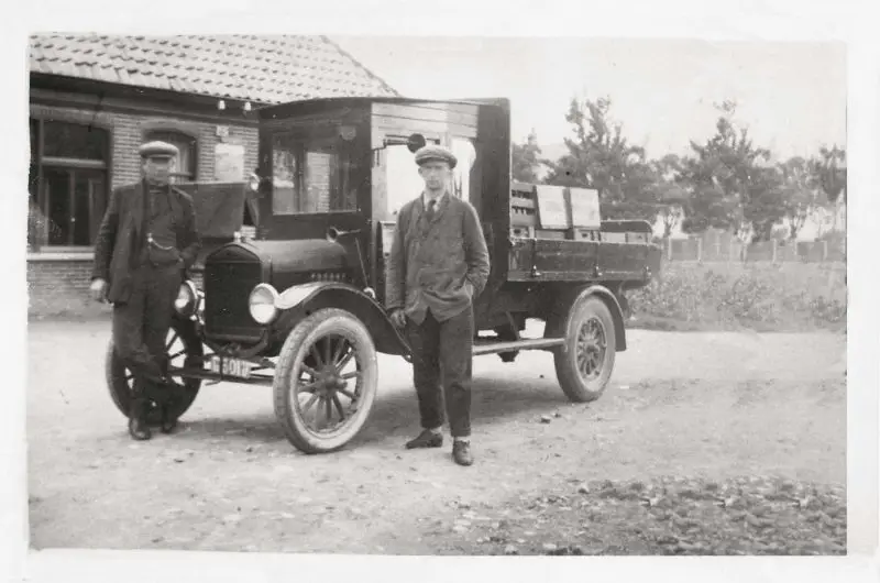 Zwaagdijk Oost cafe De Bak met vrachtauto