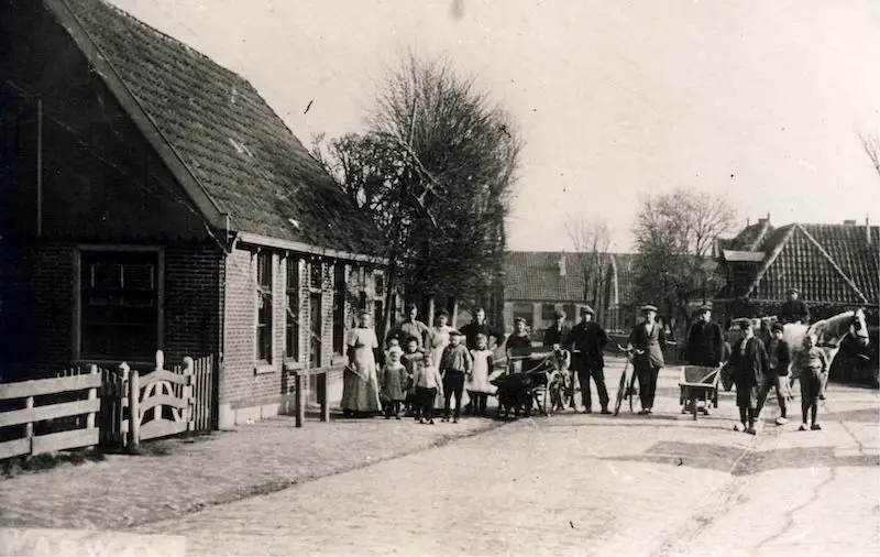 Links caf&eacute; De Vriendschap en midden caf&eacute; De Stoomboot, 1913.