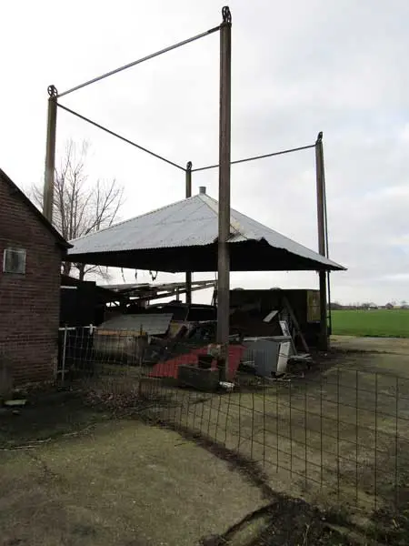 Hooivijzel in gebruik als opslagplaats voor oude spullen.