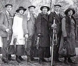 Een groepje schaatsenrijders uit Sijbekarspel staat in 1921 bij de Vekensloot klaar voor een tocht naar Medemblik.