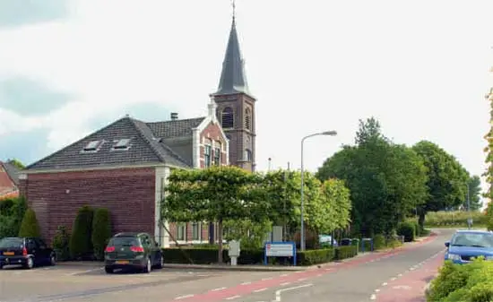 Scharwoude in de zomer van 2009. Het woonhuis op de foto is ook van de familie Ooms.