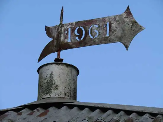 Het bouwjaar is 1961, de windvaan  is het teken dat de firma Haring de bouwer was.