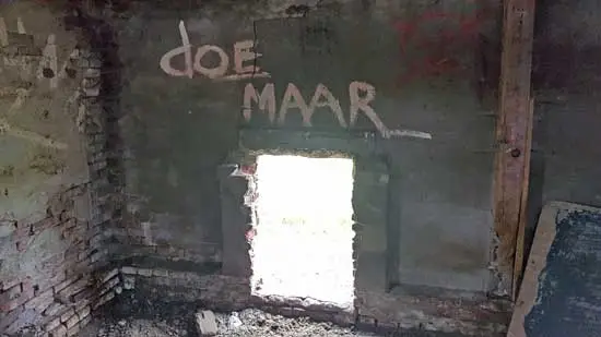 De binnenkant met de opening voor de varkens.