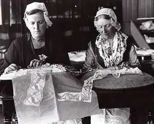 Eind 1913 startte de domineesvrouw L.de Jager Meezenbroek een cursus kantklossen.