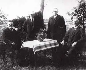 Foto van het rooms-katholieke armenbestuur van de Sint Hi&euml;ronymus parochie in Wognum in 1938.