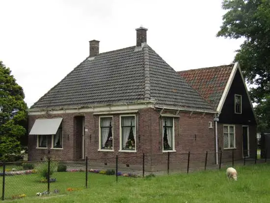 Karakteristiek woonhuis van de eigenaar.