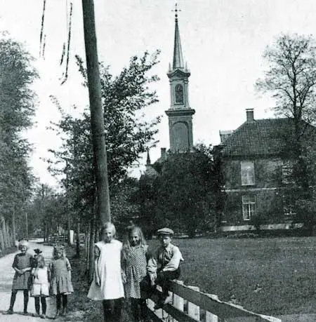 Foto uit 1927 van kinderen uit het dorp Midwoud.
