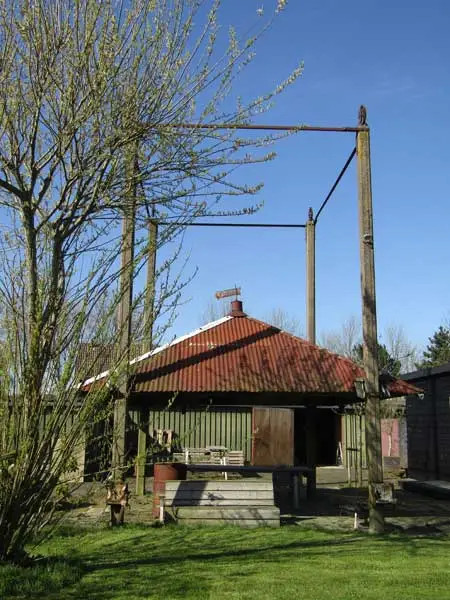 Hoge vijzel met betonnen palen. De huidige eigenaar wil het geheel opknappen.