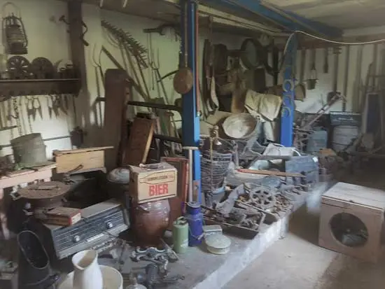De koestal met de dichtgemaakte groep en de verzameling gereedschap en werktuigen.