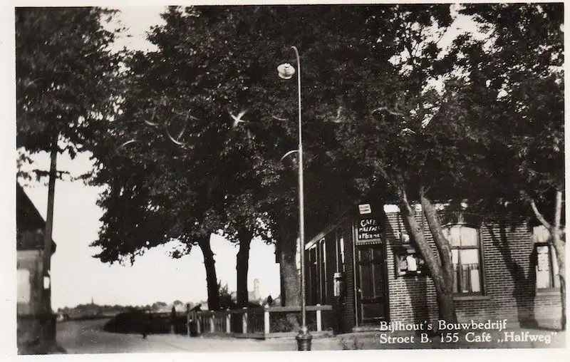 Bijlhout had een bouwbedrijf en een caf&eacute;. Op het uithangbord staat de naam Halfweg.
