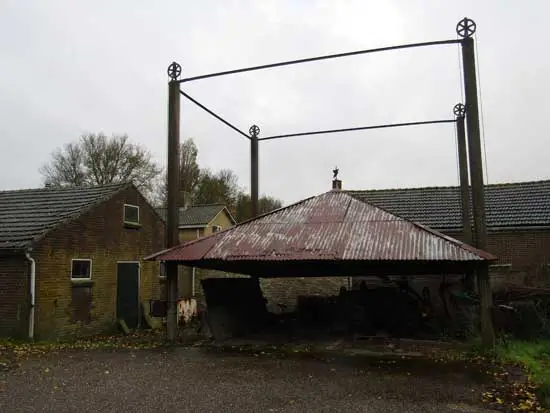 Hooivijzel achter de oude boerderij aan het West in Avenhorn.