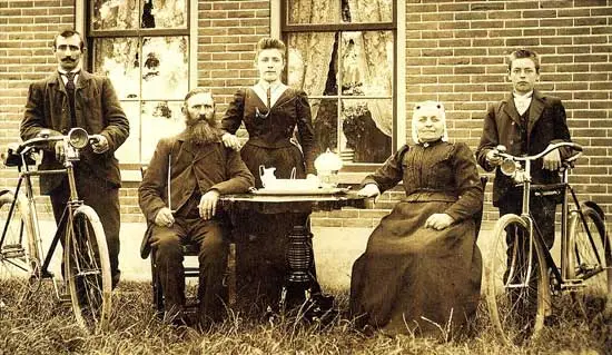 Foto uit ca. 1910 van de Schellinkhouter familie Noordervliet-Keetman.