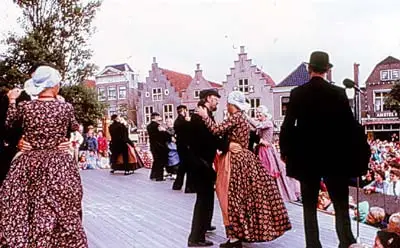 II-22. Dansgroep in actie: Westfriese dansers te Schagen