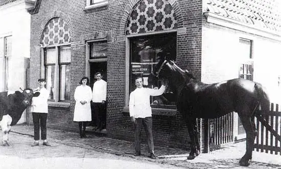 Willem Botman, samen met zijn vrouw in de deuropening, was omstreeks 1930 vleeshouwer in Bovenkarspel.