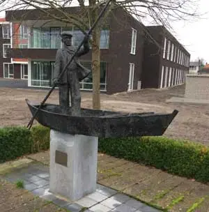 Het beeld van de kloetende tuinder in het centrum van Sint Pancras.