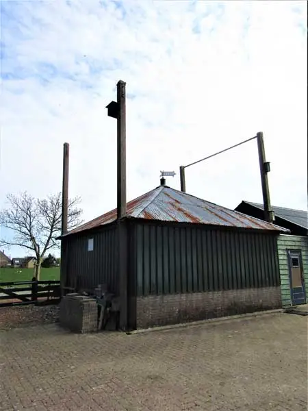 Zij- en achterkant.