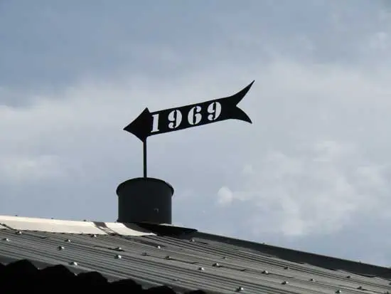 De windvaan van de firma Haring met het jaartal 1969.