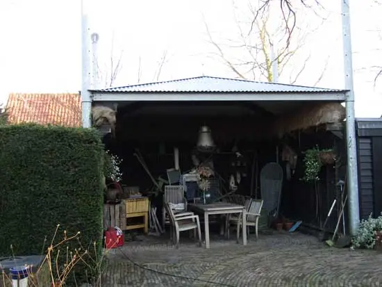 Geen lieren en geen verbindingsijzers. Aan &eacute;&eacute;n kant open voor een zitje.