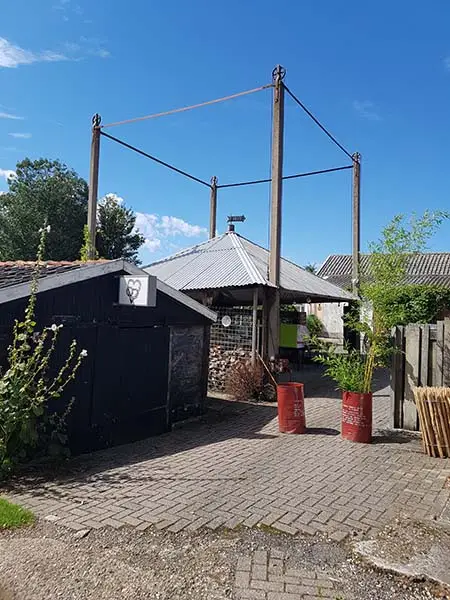 Het dak zit vast, de lier is nog goed te zien. Het geheel doet dienst als veranda.