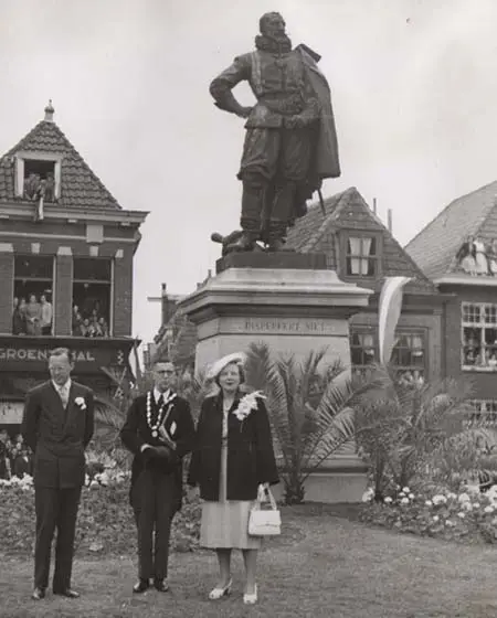Burgemeester Canneman ontvangt het koninklijk paar Juliana en Bernhard tijdens hun bezoek aan Hoorn in 1952.