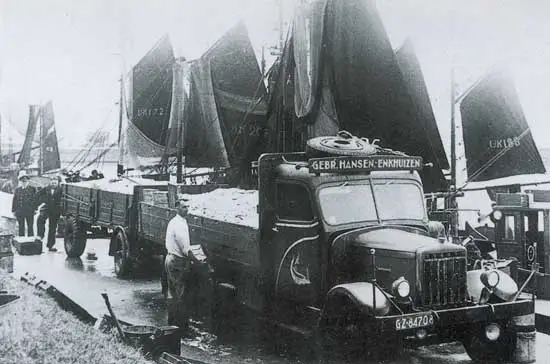 Eind jaren veertig van de 20ste eeuw wachtte een vrachtauto van visgroothandel Hansen aan de Havenweg in Enkhuizen.