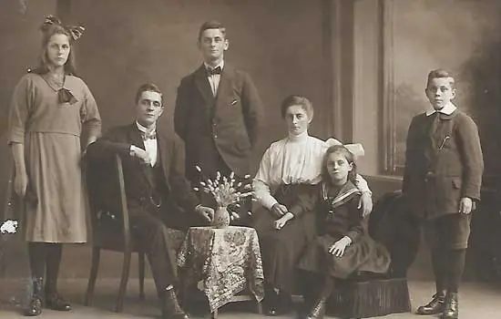 De zes overgebleven wezen Van der Lee in 1922.