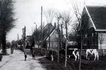 De Buurt te Midwoud rond 1925. Op de voorgrond rechts het woonhuis annex slagerij van Jan Peereboom.