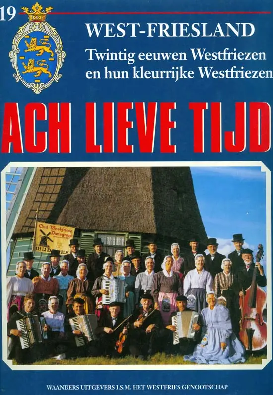 Foto van Oud Westfriese Dansgroep Wijdenes voor de Stofmolen.