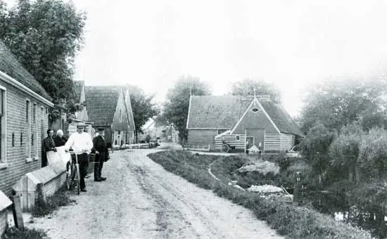 De Drechterlandsedijk in Ursem, onderdeel van de Westfriese Omringdijk.