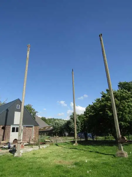 Restanten van de hooivijzel met betonnen staanders.