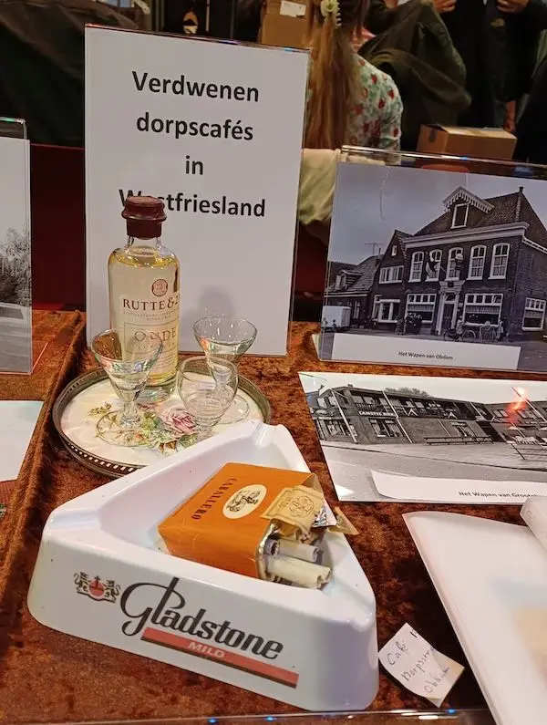 Sigaretten in een oude asbak