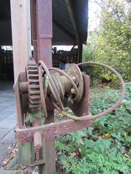 Stilleven met lier en staaldraad.