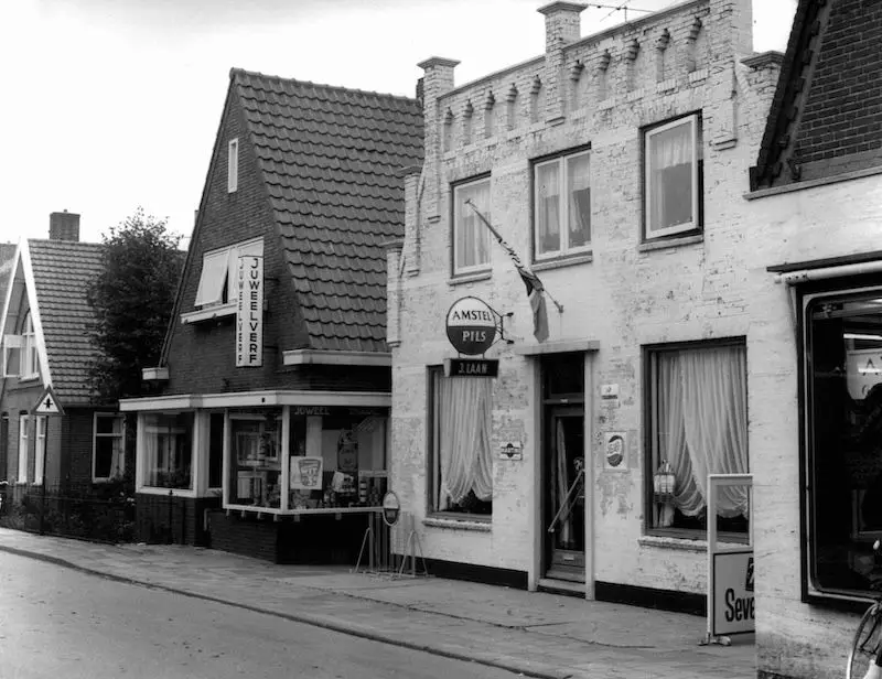 Het caf&eacute;, op deze foto zonder naam. Eigenaar is J. Laan.