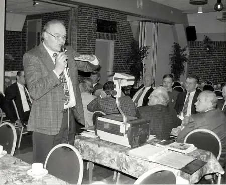 Jan van der Kroon tijdens een lezing voor de Vereniging Behoud Boer en Milieu.