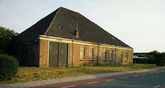 Voorzijde en deel van oostelijke muur.