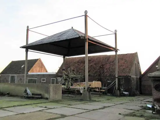 Voorste vijzel, de palen staan op grote poeren.