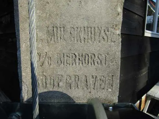 In de betonnen palen staan de namen van de twee aannemers uit Bodegraven, Mulckhuyzen en Bierhorst.