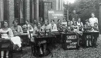 In 1928 verzorgde de firma Singer een naai- en knipcursus in Noord-Scharwoude.