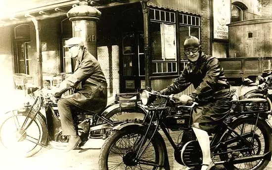 Foto van het echtpaar Jan Moeijes en Grietje Rus omstreeks 1930.