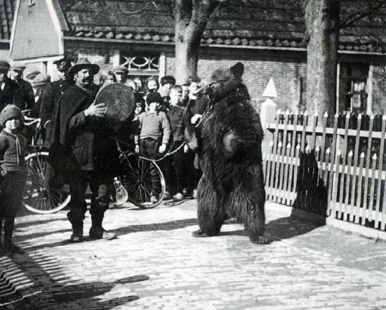 Omstreeks 1924 liepen de inwoners van Oudkarspel uit voor een man met een gedresseerde beer die danste op de muziek van zijn meester.