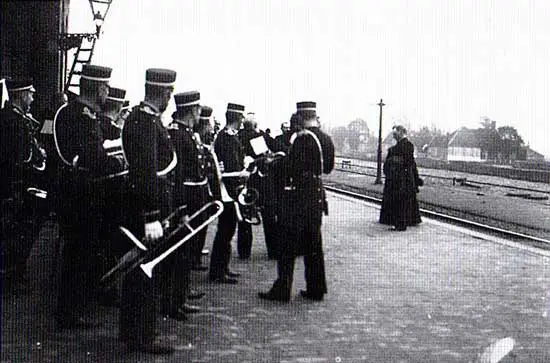Op het perron van het station van Hoogkarspel stond in 1903 het Stedelijk Muziekkorps van Enkhuizen.