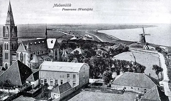 Panorama van Medemblik vanaf de Bonifaciustoren in westelijke richting.