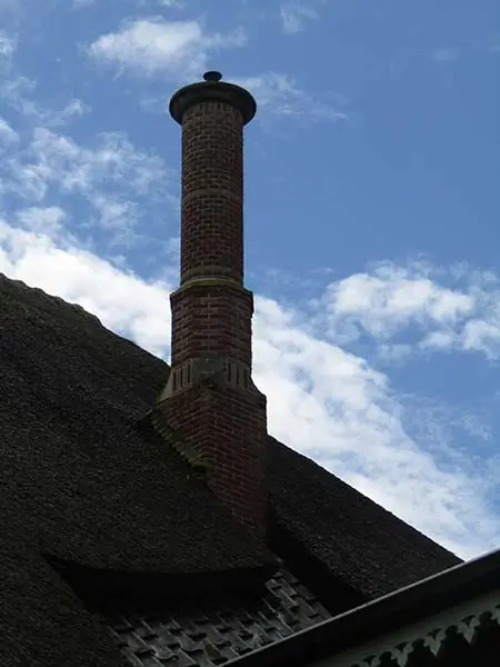 Ronde schoorsteen. Die lag in gedeeltes op het erf en is weer in ere hersteld.