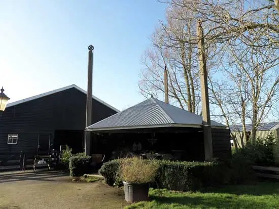 Vijzel met drie betonnen staanders.