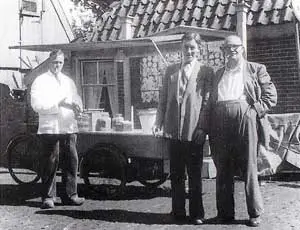 Visboer Jaap Edelenbosch bezorgde omstreeks 1940 met zijn viswagen de vis in Lutjebroek.