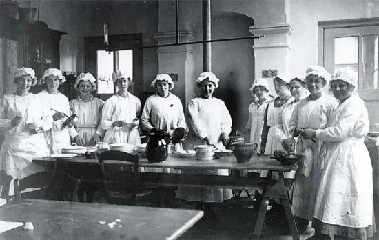 Aan het Kerkplein te Hoorn stond de eerste burgerschool voor meisjes.